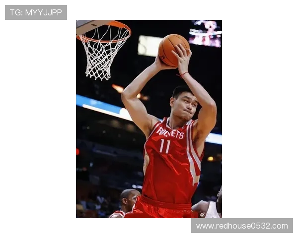 姚明NBA首秀表现平平仅得0分 10分钟内犯规失误频繁