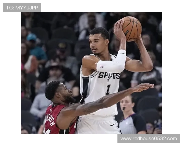 文班亚马联手卡斯尔轰爆全场 半场合砍42分强势撑起马刺进攻体系